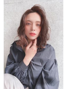 ジーナ 梅田(Zina) 【Zina 梅田】　センターパートベージュカラーミディアム