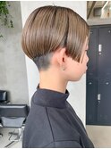 ハンサムショート、前下がりショート、グレージュ、刈り上げ女子