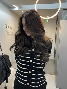 ブロンド(Blonde) 柔らかい透明感。ワンカラーでアッシュグレージュ