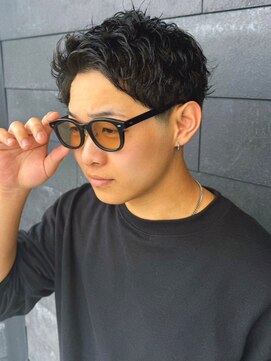 メンズサロンオー 宮崎(Men's salon O.) センターパート ニュアンスパーマ 刈り上げ メンズショート 20代