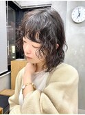 ミディアムレイヤーパーマ　くせ毛風くるくるパーマ　ブラウン