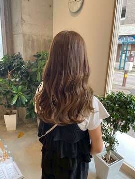 ニア 栄(nia) グレージュ切りっぱなしボブ前髪ありミニボブミルクティベージュ