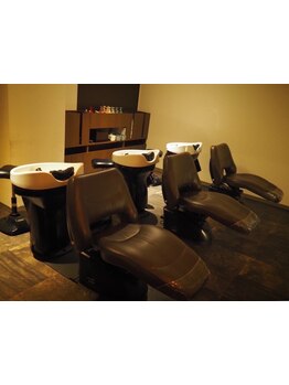 ゆったりとした照明と落ち着いた空間で、髪も心も癒される♪癒しのヘッドスパで極上のひと時を。