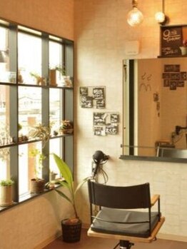 窓から海が見える開放的な店内《gita pure hair》こだわりのインテリアで心安らぐサロンタイムを♪