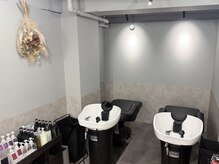 レブ 三条河原町(Reb,)の雰囲気（フルフラットのシャンプー台と少し調光を抑えた空間でリラックス）