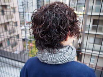バックボーンバーバー 立川北口店(BACK.BONE.BARBER)の写真/【マンツーマン施術のプライベートサロン】頭皮と髪に優しいパーマでダメージを抑えます。