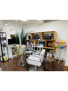 表参道出身の実力派スタイリストがマンツーマンで施術をいたします。都内のクオリティを東久留米で！