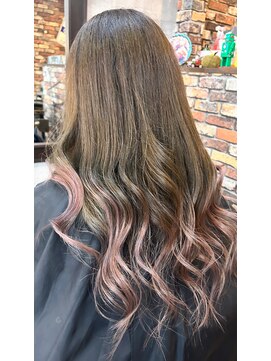 インナーカラー、ピンクラベンダー、イヤリングカラーグレージュ