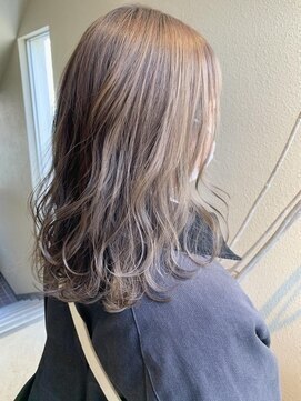 シロ(siro) あざと可愛い柔らかベージュ☆松井美咲季