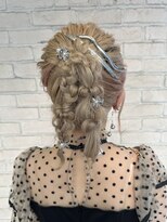 ハウス(HAUS.)&nbsp;個性的ツインポニースタイル