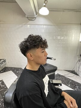 メリケンバーバーショップ フクオカ(MERICAN BARBERSHOP FUK) 波巻き束感ショートツーブロックマッシュアップバングコンマヘア