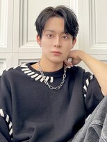 インアンドヤング(in&yang)&nbsp;リバースセンターパート　刈り上げなし 前髪パーマ