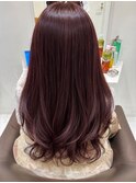 濃いピンクカラーでツヤツヤロングスタイル