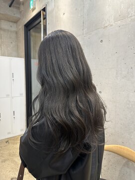 ホネン(honen) 地毛風グレージュ×ゆる巻きロング【天神/大名/薬院大通り】