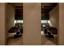 ロア(LORE)の雰囲気（シックな雰囲気でゆったりくつろげるシャンプー台）