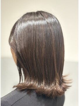 アンジー(Angee) マットアッシュで、透明感とツヤのある大人カラーに