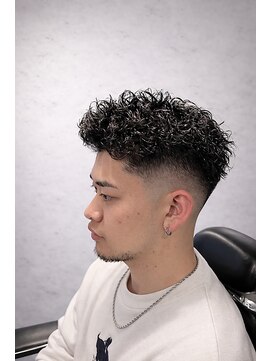 ワンワンオー バーバーショップ 長浜店(@110 BARBER SHOP) 【ピンパーマ × スキンフェード】無造作な大人の色気を演出
