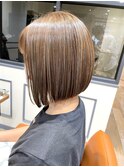 ハイライト入り　ハイトーン前下がりワンレン　小顔　ボブルフ