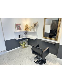 内装にこだわり抜いた可愛いお洒落サロン♪1人1人のスペースをゆったり確保した贅沢空間でリラックス★