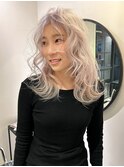 ホワイトブロンドヘア　フェミニンレイヤー　カールスタイル