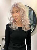 ルーム(Loom.)&nbsp;ホワイトブロンドヘア　フェミニンレイヤー　カールスタイル