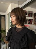 オリーブベージュ × レイヤーボブ
