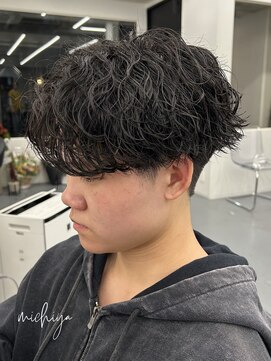 アンドメゾンオム(&Maison. homme) センターパート/ニュアンスパーマ/毛流れパーマ/波巻きパーマ