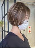 大人ショートボブ ナチュラルハイライト 白髪ぼかし 前髪なし