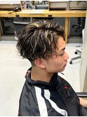 波巻きパーマ×ハイライトでストリート感溢れる男らしいヘアに◎