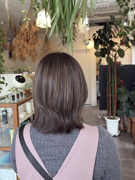 タオ(tao) 外ハネレイヤーボブ×グレージュカラー