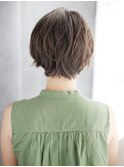 透け感かきあげバングのショートスタイル