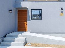 駐車場は向かって右側3台、店舗前1台完備