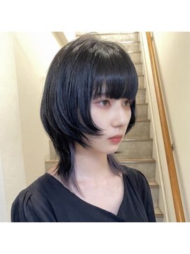 ニコ シモノセキ(NIKO Shimonoseki) 流行りのウルフカットメインナーパープルxブルーブラック