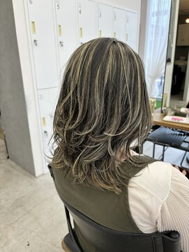 テラス トヨタ(Telasu Toyota) 海外ガール風スタイルのレイヤーカットとブロンドハイライト◎