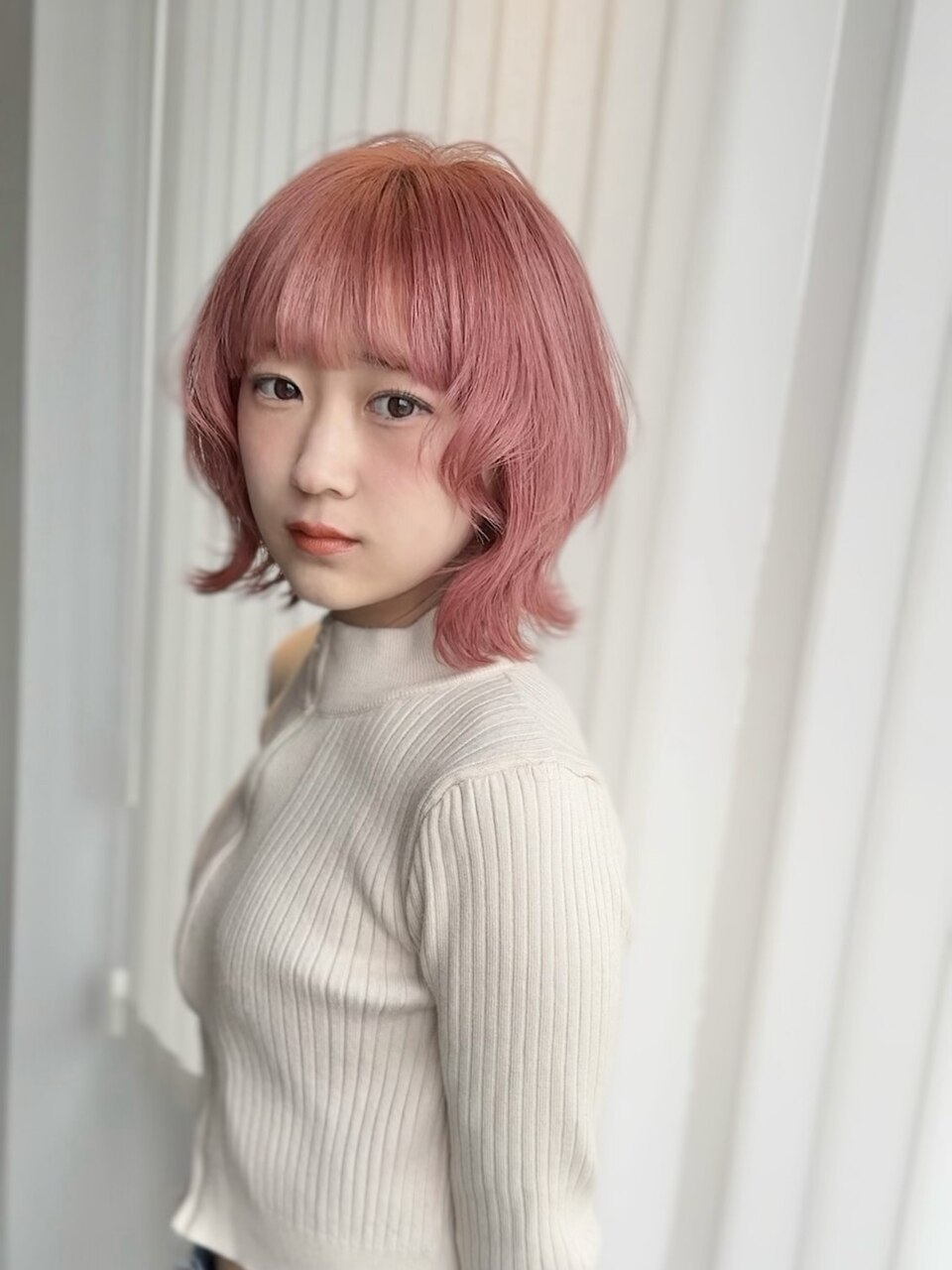 ほつれ髪の女 ピンクオレンジ / くびれボブ / ぱっつん前髪 / レイヤーボブ