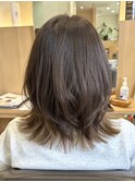 鎖骨くらいの長さのミディアムレイヤーカット 