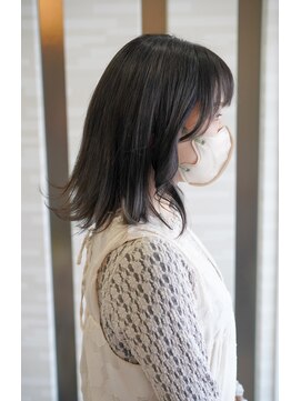 軽やかに揺れるエアリーミディ × 透明感ダークカラー