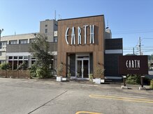 アース 天童店(HAIR&MAKE EARTH)の雰囲気（交差点の角にあるのが目印です！駐車場は大型駐車場です！）