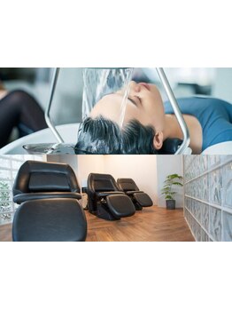 ヘッドスパで頭皮の汚れをスッキリ落とし、頭皮環境を改善！髪の芯から潤うツヤ髪へ♪[溝の口]