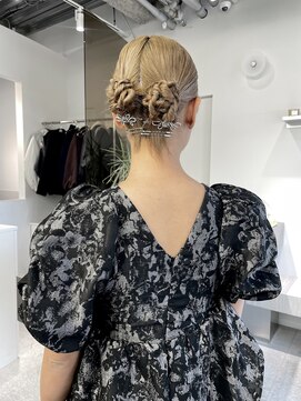 ステン(sten) ハニーブロンド/ミルクティーベージュ/タイトヘア/お呼ばれヘア