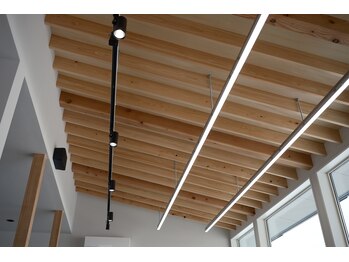 きいろとみどりとニワ(きいろとみどりとniwa)の写真/木漏れ日が差し込む空間、お庭が見える美容室。