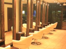 アンテナ ヘアリゾート 浦和東口店(ANTEnNA HairResort)の雰囲気（夜になりますと、落ち着いた暖かくて優しい照明になります。）
