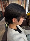 大人のかわいらしさと凛々しさ溢れる艶髪ショートボブ