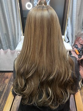 ロックス ヘアー ギャラリー(Rocks hair gallery) ハイトーンから~やわらかいミルクティーベージュにトーンダウン