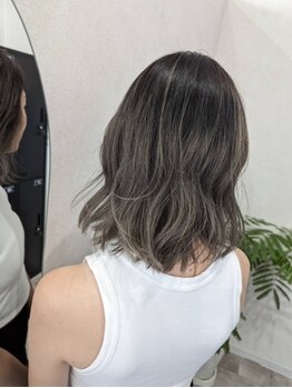 ハイトーンもダメージレスに、髪や頭皮への負担を軽減するケアブリーチも◎透明感のあるグレイカラーも人気