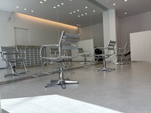 こやぶ美容室の雰囲気（飽きのこないシンプルな空間）