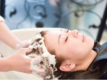 アドミラル ベー ヘアーデザイン(Admiral b Hair design)の写真/【20時以降予約相談◎南堀江/心斎橋/難波】夜遅くまで営業しているのでお仕事帰りなどに♪癒しのスパTimeを