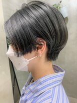 テトヘアー(teto hair) ハンサムショート、センターパート、暗めグレー