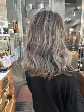 バイブアンドアネックス(VIBE & ANNEX) 《momoka》バレイヤージュグレージュハイトーンブリーチ横浜