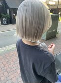 プラチナベージュ_大人ボブ_前下がりぱつっとボブ_